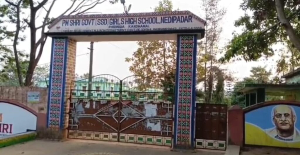 ନବମ ଶ୍ରେଣୀ ଛାତ୍ରୀ ସନ୍ତାନ ପ୍ରସବ ଘଟଣା, ପ୍ରଶାସନ ର କାର୍ଯାନୁଷ୍ଠାନ,ସ୍ଵାସ୍ଥ୍ୟ କର୍ମୀ ନିଲମ୍ବିତ, ମାଟ୍ରନ ଓ ୫ଶିକ୍ଷୟତ୍ରୀ ଙ୍କ ବଦଳୀ