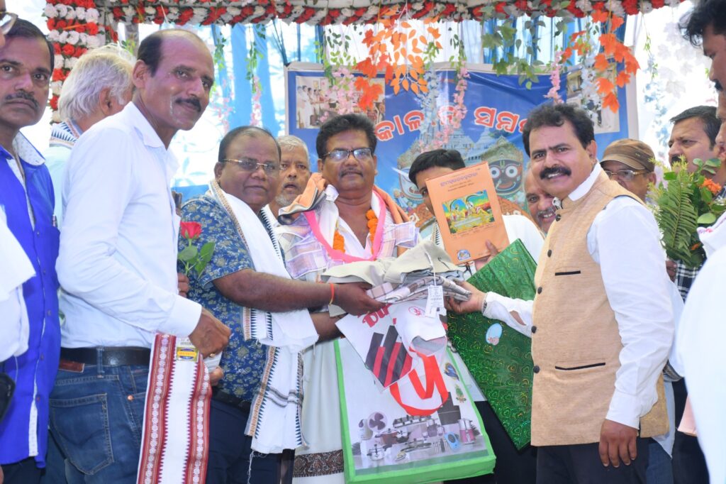 ଖରଣୀପଡl ଉଚ୍ଚ ବିଦ୍ୟାଳୟ ପ୍ରଧାନଶିକ୍ଷକଙ୍କ ଅବସରକାଳୀନ ସମ୍ବର୍ଦ୍ଧନା