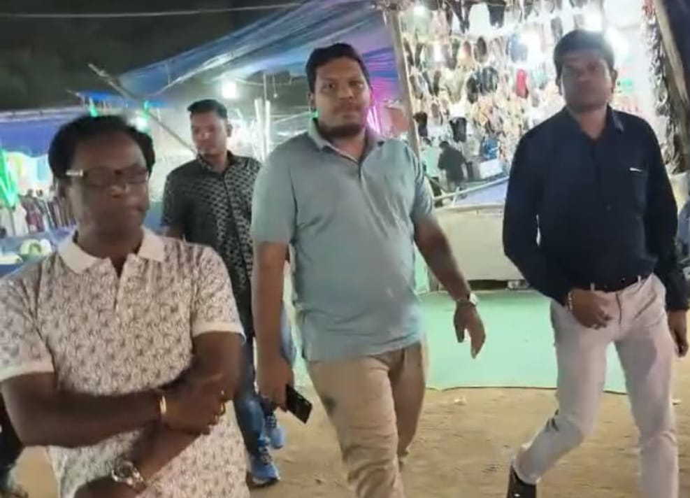 ଦ୍ୱିତୀୟ ଲୋକ ମହୋତ୍ସବ ଓ ବାଣିଜ୍ୟ ମେଳା ର ଶେଷ ଦିନରେଜିଲ୍ଳାପାଳ ଷ୍ଟଲ ବୁଲିଲେ, ଜିନିଷ କିଣିଲେ