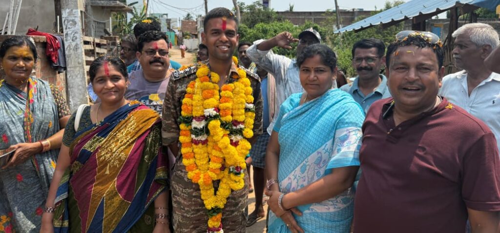 ସିଆରପିଏଫ ଆସିଷ୍ଟାଣ୍ଟ କମାଣ୍ଡରଙ୍କୁ ଭବ୍ୟ ସ୍ୱାଗତ ସମ୍ବର୍ଦ୍ଧନା କଲେ ଗ୍ରାମବାସୀ।