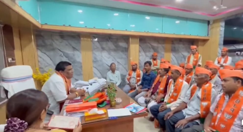 ମହାମିଶ୍ରଣ ଚିକିଟି ନିର୍ବାଚନ ମଣ୍ଡଳୀ ରେ ବି ଜେ ଡି,କଂଗ୍ରେସ ଦଳ ତ୍ୟାଗ କରି ଶହ ଶହ ଯୁବକ,ଛାତ୍ର,ଜନସାଧାରଣ ବି ଜେ ପି ରେ ଯୋଗ ଦେଲେ ।