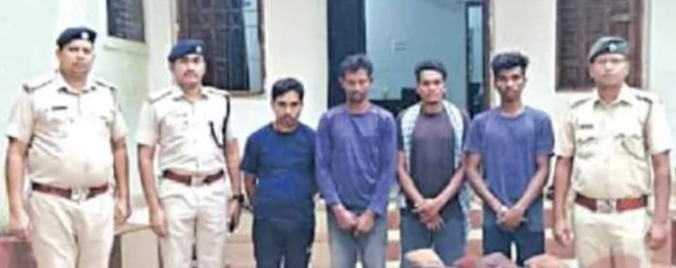 ଦେଶୀ ବନ୍ଧୁକ ସହ ୪ଶିକାରୀ ଗିରଫ