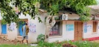 ସ୍ଵାସ୍ଥ୍ୟ କେନ୍ଦ୍ର ପରିସର ପାଲଟିଛି ମୁକ୍ତାକାଶ ପରିସ୍ରାଗାର: ପାଚେରି ନିର୍ମାଣ ଦାବି