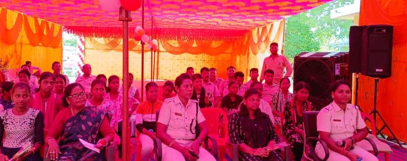 ‘ଜୁଭେଣ୍ଟିକା’ କାର୍ଯ୍ୟକ୍ରମ ଅନୁଷ୍ଠିତ: ଛାତ୍ରୀଙ୍କ ସହ ସିଧାସଳଖ ଆଲୋଚନା କଲେ ପୋଲିସ ଡିଜି