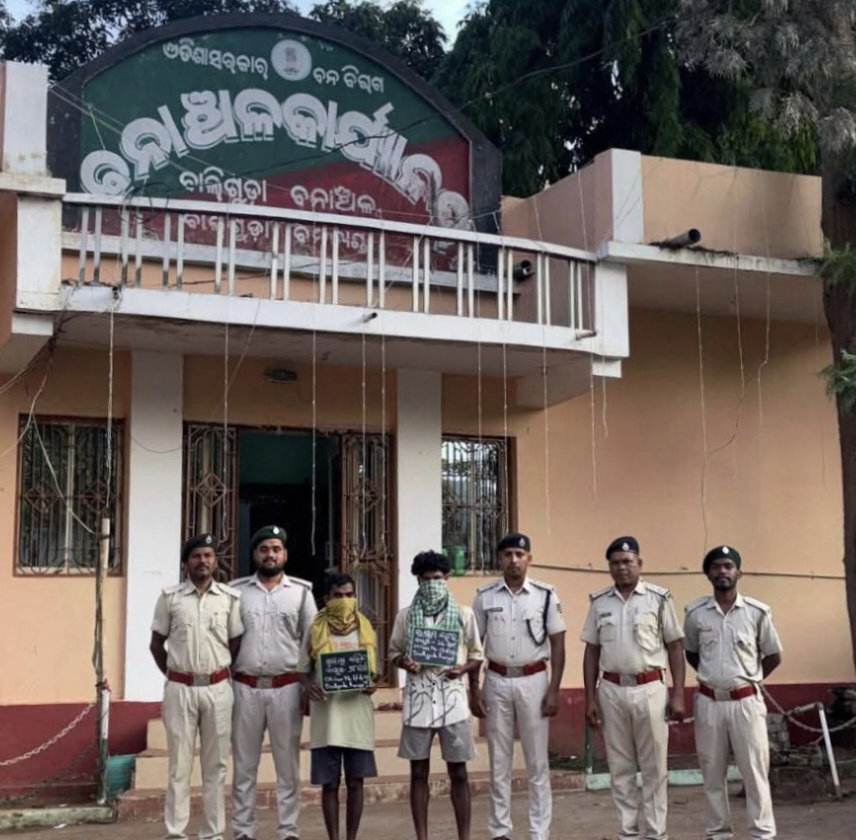 ଦୁଇ ଶିକାରୀ ଙ୍କୁ ଗିରଫ କରିବା ସହ ଦୁଇଟି ଦେଶୀ ବନ୍ଧୁକ ଜବତ