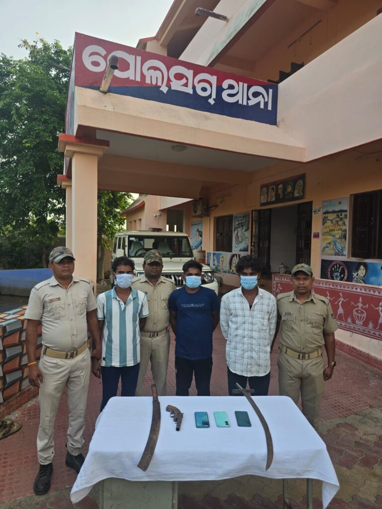 ଘର ସାମ୍ନାରେ ବନ୍ଧୁକ ଦେଖାଇ ଜୀବନରେ ମାରିବା ପାଇଁ ଧମକ, ତିନି ଗିରଫ, ଖଣ୍ଡା ବନ୍ଧୁକ ଜବତ