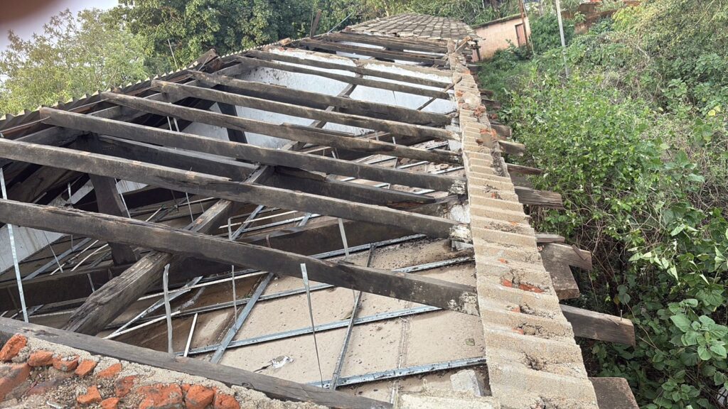 କାଳବୈଶାଖୀ ର ତାଣ୍ଡବ , ଘର ଭାଙ୍ଗିବା ସହ ଉଡ଼ିଗଲା ଆଜବେଷ୍ଟ । ରାତ୍ରୀ ସାରା ବିଦ୍ୟୁତ ସରବରାହ ଠପ ।