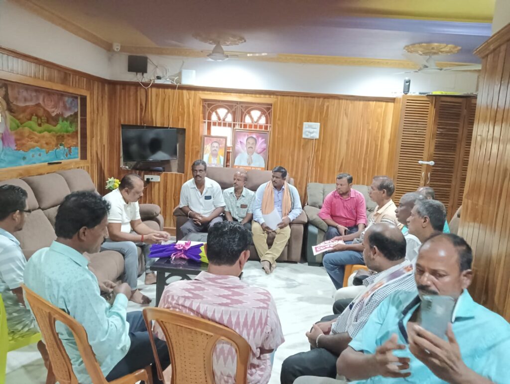 ଗଞ୍ଜାମ ଜିଲ୍ଲା ସ୍ବାବଲମ୍ବୀ କାରିଗର ଏବଂ ପମ୍ପ୍ ଚାଳକ ସଂଘ ତରଫରୁ ବିଧାୟକଙ୍କୁ ସ୍ମାରକ ପତ୍ର