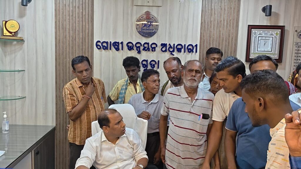ବିରଞ୍ଚିପୁର ପଞ୍ଚାୟତରେ ଉନ୍ନୟନ ମୂଳକ କାର୍ଯ୍ଯ ଠପ୍, ବ୍ଲକ କାର୍ଯ୍ଯାଳୟ ସମ୍ମୁଖରେ ପଞ୍ଚାୟତବାସୀଙ୍କ ବିକ୍ଷୋଭ, ମନ୍ତ୍ରୀଙ୍କ ପ୍ରତି ଅସନ୍ତୋଷ ଜାହିର