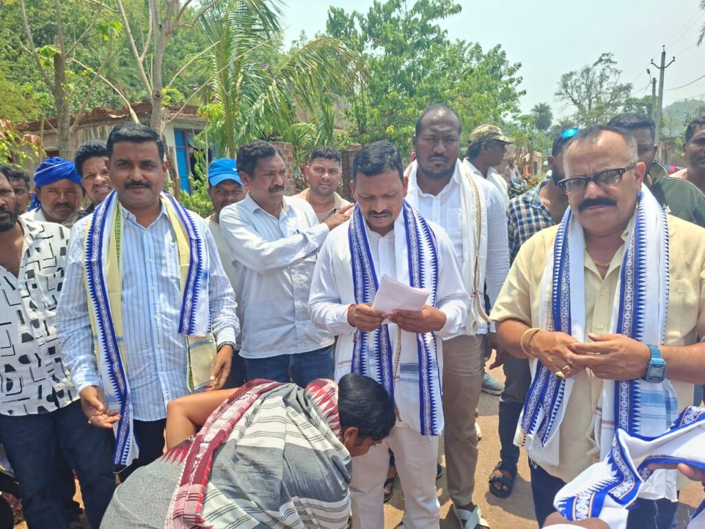 ବାତ୍ୟା କ୍ଷତିଗ୍ରସ୍ତ ଗ୍ରାମ ପରିଦର୍ଶନ କଲେ ବିଧାୟକ ଓ ବରିଷ୍ଠ ନେତା ଟୁନା ଦାସ | ସରକାରୀ ସହାୟତା ଯୋଗାଇଦେବା ପାଇଁ ଦେଲେ ପ୍ରତିଶୃତି |
