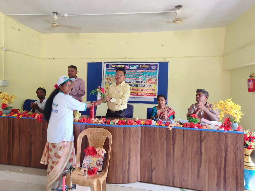 ୟୁନିୟନ ବ୍ୟାଙ୍କ ପକ୍ଷରୁ ପୁରୁଷ ଏବଂ ମହିଳା ମାନଙ୍କୁ “ମହୁ ଉତ୍ପାଦନ ଏବଂ ମୂଲ୍ୟ ଯୋଗର ଆବଶ୍ୟକତା” ତାଲିମ