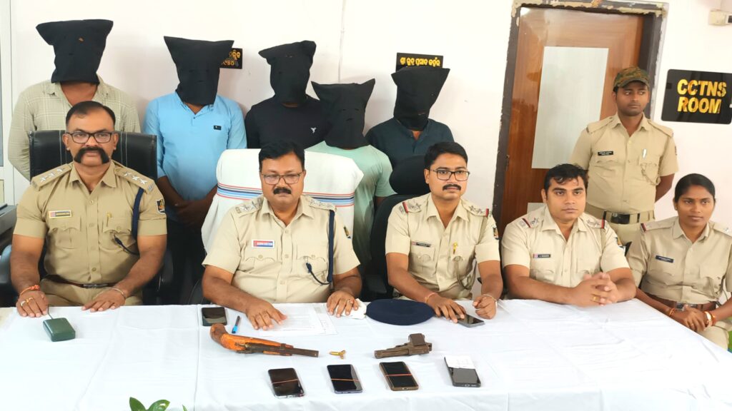 ଆତଙ୍କ ସୃଷ୍ଟିକାରୀ ୫ ଅଭିଯୁକ୍ତ ଗିରଫ ; ୨ପିସ୍ତଲ ଜବତ