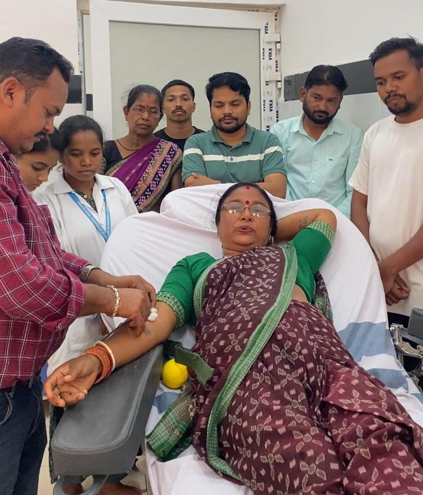 ରକ୍ତଦାନ କରି ଜୀବନ ବଞ୍ଚାଇ ମଣିଷପଣିଆର ପରିଚୟ ଦେଉଛନ୍ତି ଶାନ୍ତି ମାଝୀ ।