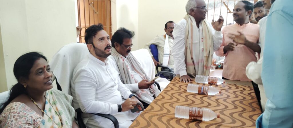 ବୁଦୂରା ଗ୍ରାମ ରେ ଜନ ଅଭିଯୋଗ ଶୁଣାଣୀ ରେ ସମସ୍ତ ଗୁହାରି ଶୁଣିଲେ ବିଧାୟକ ।