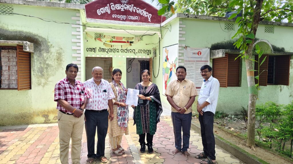 ପ୍ରଥମ ଥର ପାଇଁ ବେଲଗୁଣ୍ଠା ଗୋଷ୍ଠୀ ଶିକ୍ଷା ଅଧିକାରୀ କାର୍ଯ୍ୟାଳୟ ତରଫରୁ ମୃତ ଶିକ୍ଷକଙ୍କ ପତ୍ନୀଙ୍କୁ ଗ୍ରାଚ୍ୟୁଇଟି ଏବଂ ଫ୍ୟାମିଲି ପେନସନ ପ୍ରଦାନ