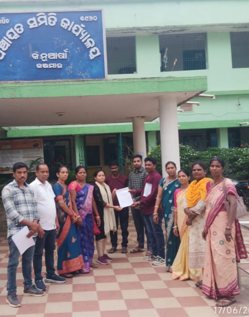 ସରପଞ୍ଚ ଚାମେଲୀ ଓଝାଙ୍କୁ ନ୍ୟାୟ ପ୍ରଦାନ ପାଇଁ ଅଣ୍ଟା ଭିଡ଼ିଲା ସରପଞ୍ଚ ସଂଘ: ବିଡ଼ିଓଙ୍କୁ ଦାବିପତ୍ର ପ୍ରଦାନ