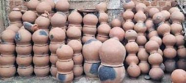 କମିବାରେ ଲାଗିଛି ମାଟିରେ ପ୍ରସ୍ତୁତ ସାମଗ୍ରୀ।