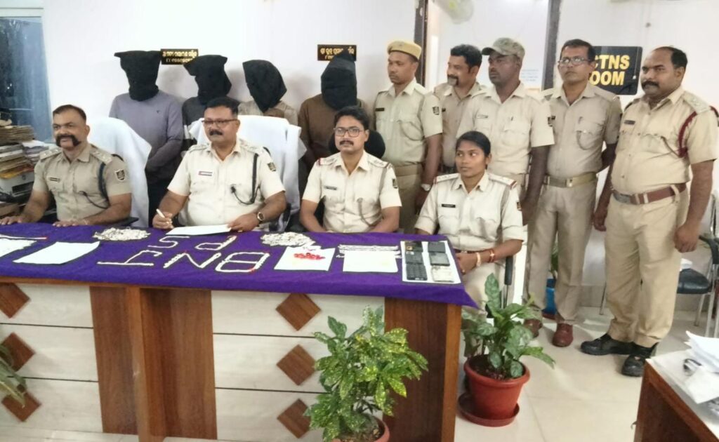 ୪ ସିନ୍ଧିଚୋର ଗିରଫ ; ଲକ୍ଷାଧିକ ଟଙ୍କାର ସୁନା ଓ ରୁପା ଜବତ