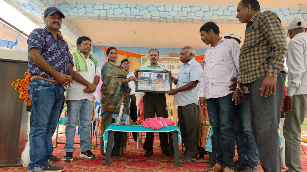 ମାଗୁରପାଣିରେ ‘ଏକକ ବ୍ୟବହୃତ ପ୍ଲାଷ୍ଟିକ୍ ମୁକ୍ତ ଗ୍ରାମ’ କାର୍ଯ୍ୟକ୍ରମ : ସ୍ୱଚ୍ଛତାକୁ ଜନଆନ୍ଦୋଳନରେ ପରିଣତ କରିବାକୁ ଜିଲ୍ଲାପାଳଙ୍କ ଆହ୍ୱାନ