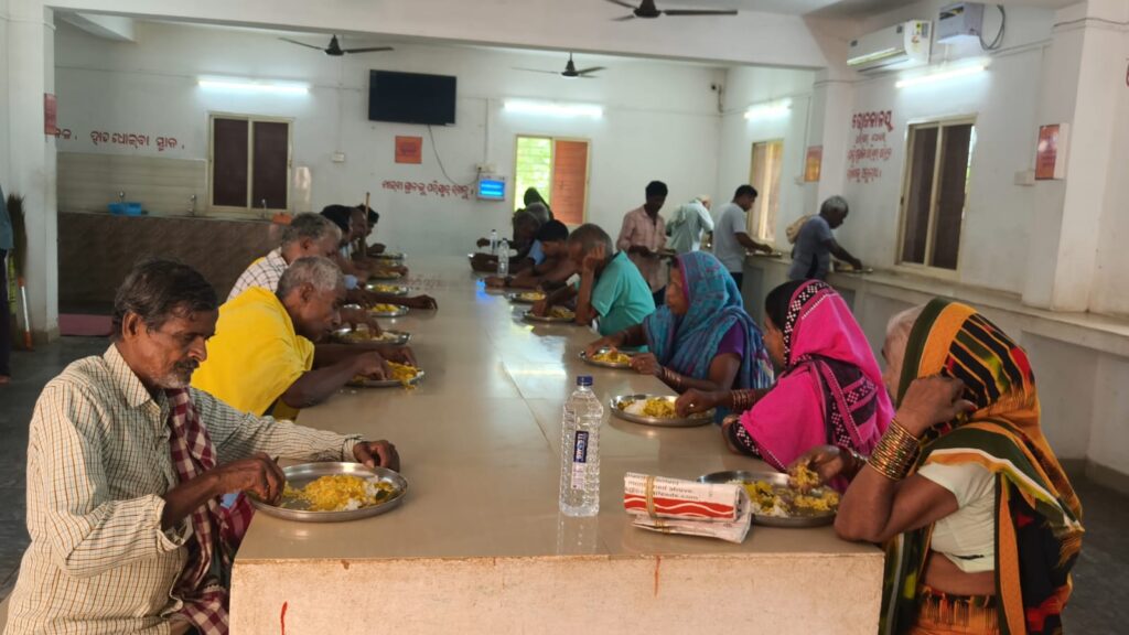 କୋଦଳା ଆହାର କେନ୍ଦ୍ରରେ ଆସୁନି ପିଇବା ପାଣି ୫ ଟଙ୍କିଆ ଆହାର ପାଇଁ ୧୦ ଟଙ୍କିଆ ପାଣି ବୋତଲସୁଲଭ ଶୌଚାଳୟରେ ଝୁଲୁଛି ତାଲା