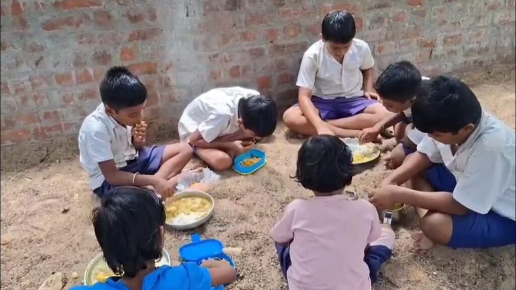 ଛାତ୍ରଛାତ୍ରୀଙ୍କ ପାଇଁ ଅରୁଚିକର ସେଣ୍ଟ୍ରାଲ କିଚେନ୍ ମଧ୍ୟାହ୍ନ ଭୋଜନ ; ବିଦ୍ୟାଳୟରେ ରୋଷେଇ କରି ଖାଇବାକୁ ଦେବାକୁ ଦାବି