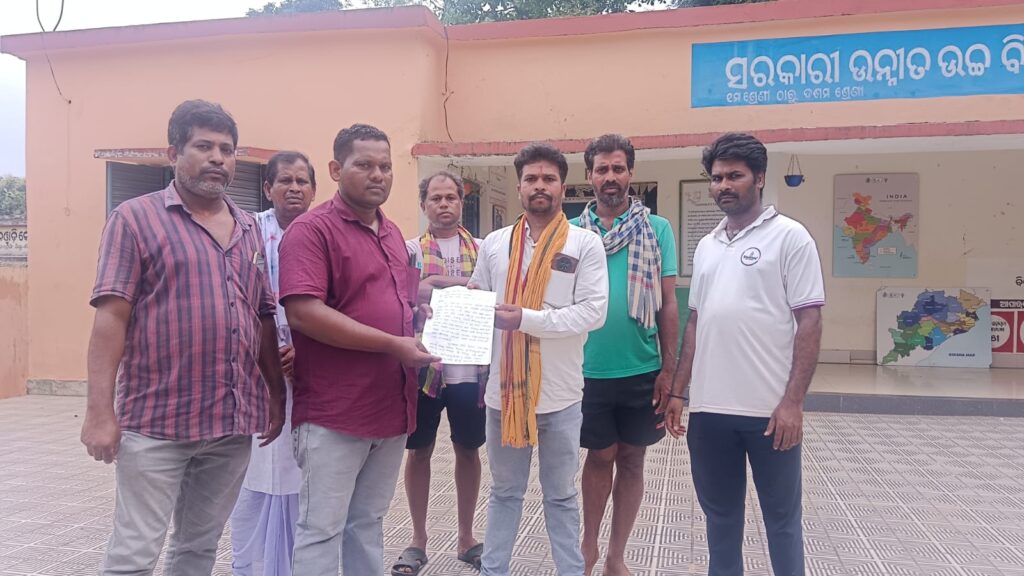 ପ୍ରଧାନ ଶିକ୍ଷକଙ୍କ ବିରୋଧରେ ସଙ୍ଗୀନ ଅଭିଯୋଗ, ବହିଷ୍କାର ଦାବିରେ ଜିଲ୍ଲା ଶିକ୍ଷାଧିକାରୀଙ୍କୁ ଲିଖିତ ଅଭିଯୋଗ ଜଣାଇଲେ ପରିଚାଳନା କମିଟି !