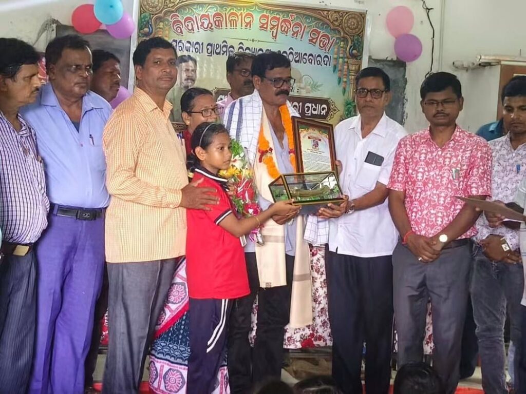 ଶିକ୍ଷକ ନିଳାଦ୍ରୀ ବିହାରୀ ପ୍ରଧାନଙ୍କୁ ଅବସରକାଳୀନ ସମ୍ବର୍ଦ୍ଧନା, ଫୁଲମାଳ ଦେଇ ଗ୍ରାମ୍ୟ ପରିକ୍ରମା କଲେ ଗ୍ରାମବାସୀ