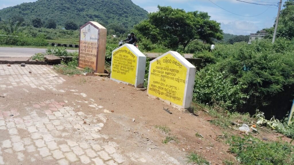 ବର୍ଷାରେ ପାଣି ତଳେ ପୋଖରୀ ପାହାଚ କାମ: କାର୍ଯ୍ୟକୁ ନେଇ ଉଠିଲା ପ୍ରଶ୍ନ