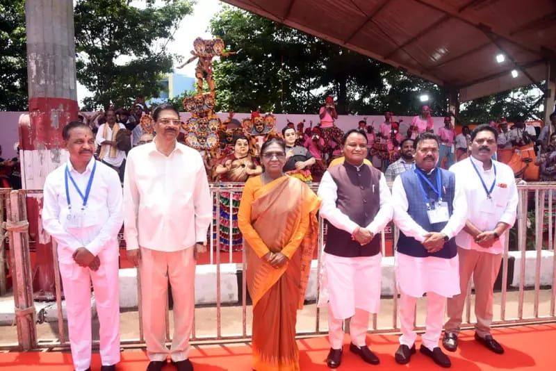 ରାଷ୍ଟ୍ରପତିଙ୍କୁ ବ୍ରହ୍ମପୁର ରେଳଷ୍ଟେସନରେ ବିପୁଳ ସ୍ୱାଗତ ସମ୍ବର୍ଦ୍ଧନା:ଗଞ୍ଜାମ କଳାକାରଙ୍କ ସହ ଫଟୋ ଉଠାଇଲେ ମାନ୍ୟବର ରାଷ୍ଟ୍ରପତି ।ମିନାକ୍ଷୀ ନଗରରେ ଛୋଟ ଛୁଆଙ୍କୁ ଚକଲେଟ ବାଣ୍ଟିଲେ ମାନ୍ୟବର ରାଷ୍ଟ୍ରପତି