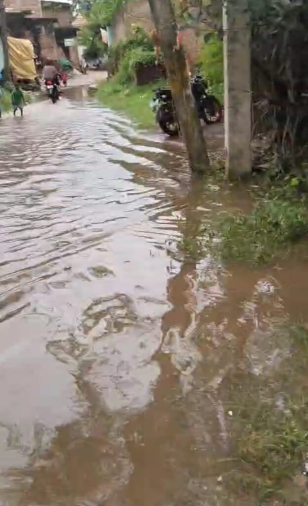 ରାସ୍ତା ଉପରେ ଆଣ୍ଠୁଏ ପାଣି, ଯାତାୟାତରେ ଅସୁବିଧା ।