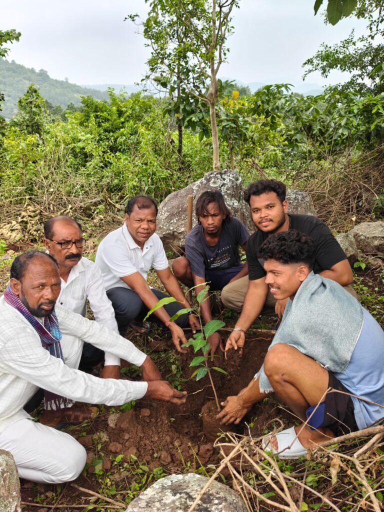 ବୃକ୍ଷ ହିଁ ଜୀବନ, ବୃକ୍ଷ ହିଁ ଭବିଷ୍ୟତ ସ୍ଲୋଗାନ ସହ ବ୍ୟାପକ ବୃକ୍ଷ ରୋପଣ