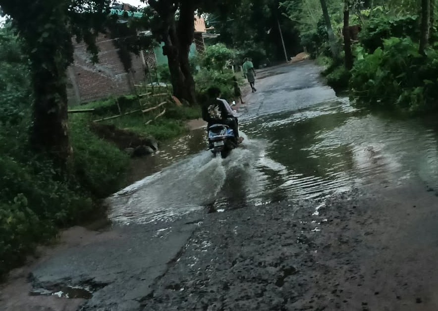ଚିଙ୍ଗୁଡ଼ିଖୋଲ ରାସ୍ତାରେ ପାଣି, ପ୍ରଶାସନର କାନରେ ପଡୁନି ଲୋକଙ୍କ ଦୁଃଖ!
