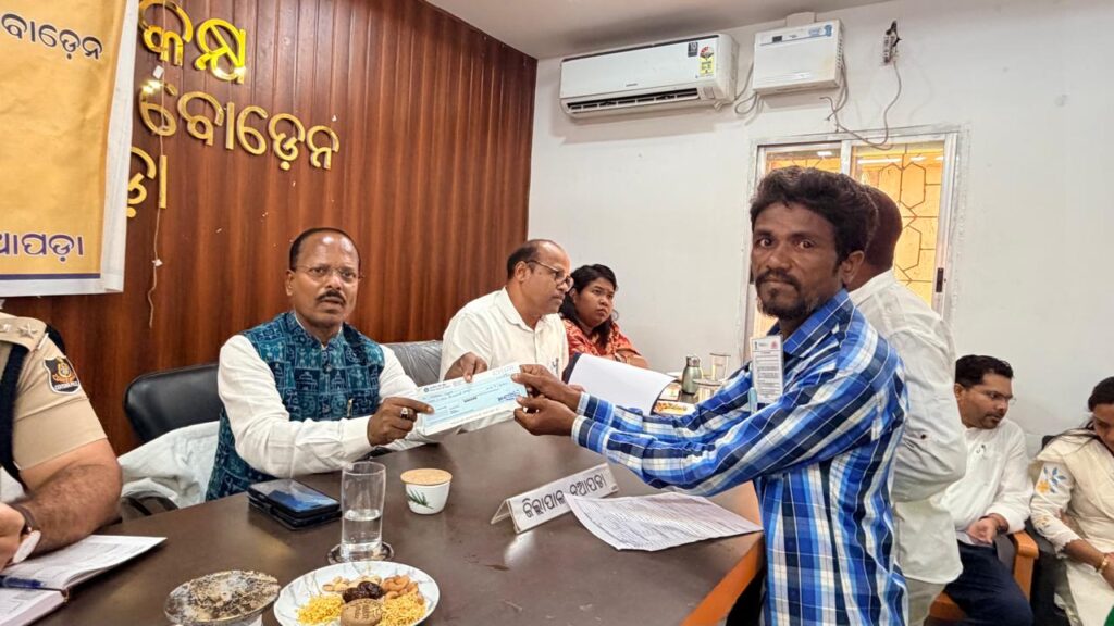 ବୋଡ଼େନରେ ଜିଲ୍ଲାପାଳଙ୍କ ଅଭିଯୋଗ ଶୁଣାଣି ଶିବିର୫୦ଟି ଅଭିଯୋଗ ପଞ୍ଜିକୃତ, ଦୁଇ ଜଣଙ୍କୁ ରେଡକ୍ରସ ପାଣ୍ଠିରୁ ଆର୍ଥିକ ସହାୟତା