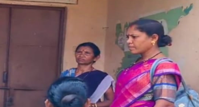 ଅଙ୍ଗନୱାଡ଼ି କେନ୍ଦ୍ର ରେ ୪ଶିଶୁ ଙ୍କୁ ତାଲା ଠୁକି ପଳେଇଲେ ଦିଦୀ