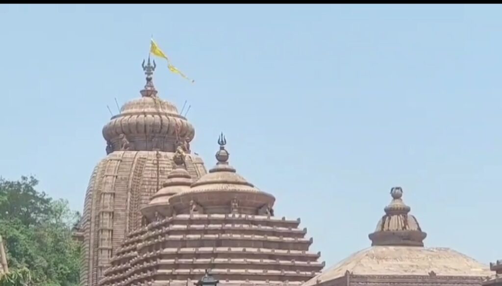 ନବରାତ୍ର ପୂଜାର ପ୍ରଥମ ଦିନରେ ମା ତାରାତାରିଣୀ ଙ୍କ ପୀଠରେ ପ୍ରବଳ ଶ୍ରଦ୍ଧାଳୁଙ୍କ ସମାଗମ, ମା ଶୈଳପୁତ୍ରୀ ବେଶରେ ଶ୍ରଦ୍ଧାଳୁଙ୍କୁ ଦେଉଛନ୍ତି ଦର୍ଶନ,