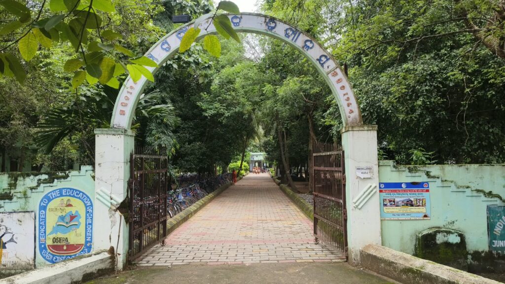 ବର୍ଷେ ହେଲା ବିଦ୍ୟାଳୟରେ ନାହାଁନ୍ତି ଗଣିତ ଶିକ୍ଷକ;ଦଶମ ବୋର୍ଡ ପରୀକ୍ଷା ମୁଣ୍ଡ ଉପରେ, ଚିନ୍ତାରେ ଛାତ୍ରଛାତ୍ରୀ