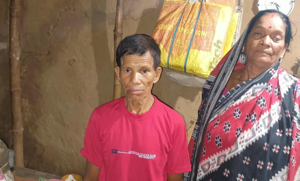 ଲଗାଣ ବର୍ଷାରେ ଭାଙ୍ଗିଲା ଭୂମିହୀନ ମାଳତୀ ଓଝାଙ୍କ ଏକମାତ୍ର ଘର, ସାହି କୋଠ ବାରଣ୍ଡାରେ ଆଶ୍ରୟ।