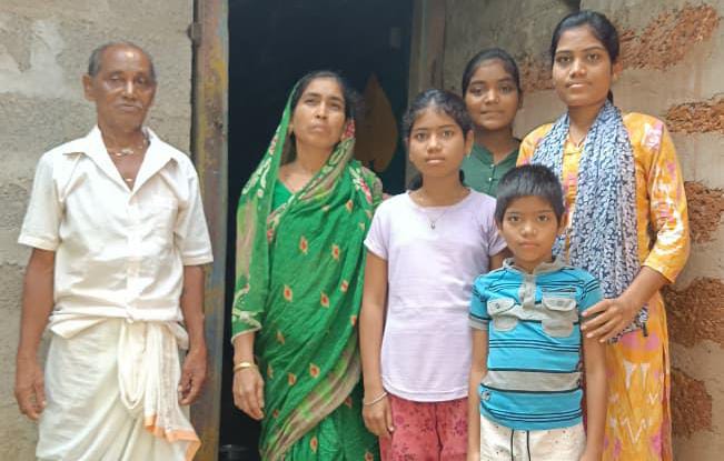 ଛାତ ଅଛି, ଭାତ ନାହିଁ,ଚାରି ଝିଅକୁ ନେଇ ଅନ୍ଧାରରେ ଆଲୁଅ ଖୋଜୁଛି ବିଧବାର ଆଖି।