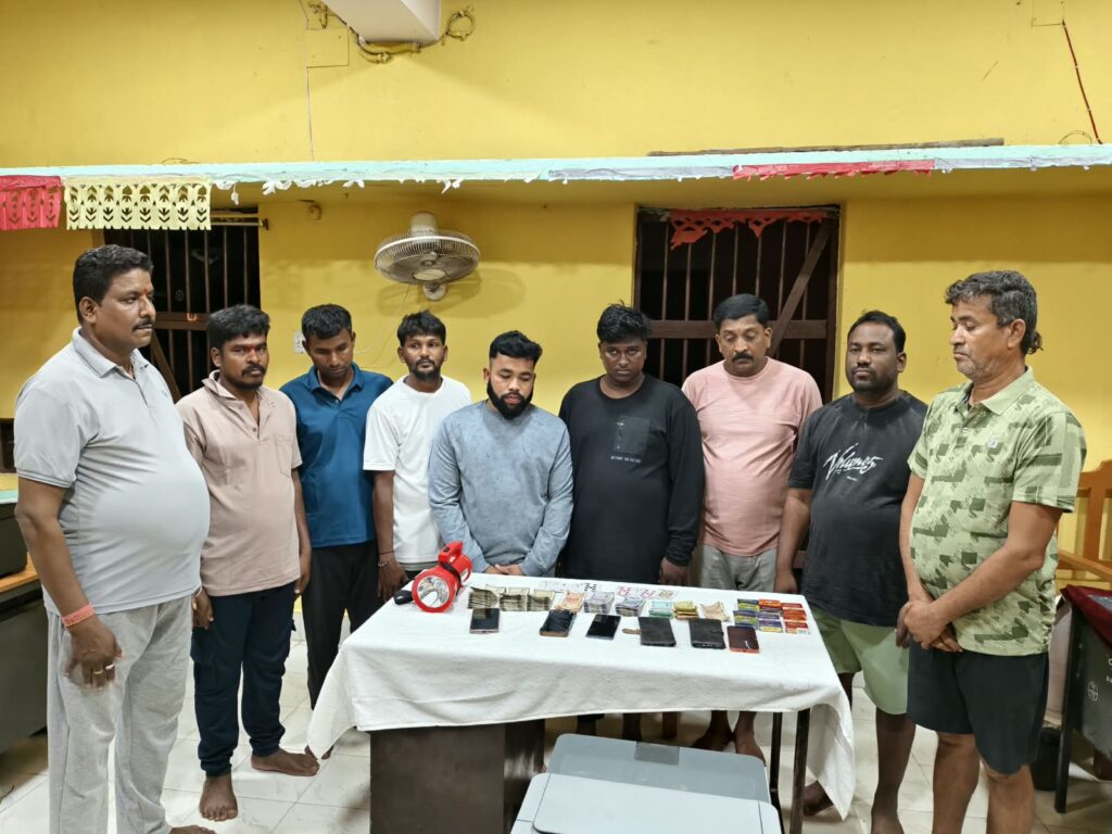 କେ.ନୂଆଗାଁରେ ପୋଲିସର ବଡ଼ ଧରପକଡ଼, ୯ ଜଣ ଜୁଆଡ଼ି ଧରାପଡ଼ିଲେ୧ ଲକ୍ଷ ୫୫ ହଜାର ଟଙ୍କା ସହ ମୋବାଇଲ୍ ଓ ତାସ୍ ଜବତ।