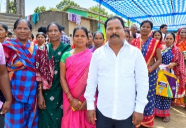 ଠିକାଦାର ପ୍ରଦୀପ ଙ୍କ ବଦାନ୍ୟତା, ଅନ୍ନ ବସ୍ତ୍ର ପ୍ରଦାନ କରି ଲୋକଂକ ମନ ଜିଣିଲେ।
