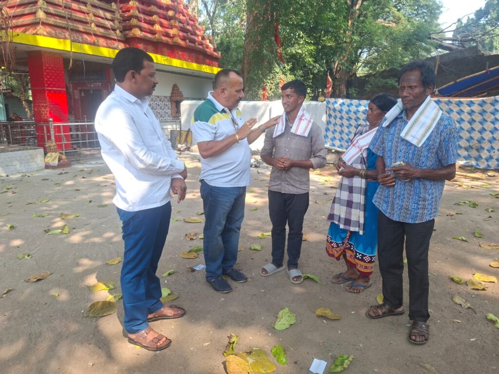 ୨୨ ହଜାର ଟଙ୍କା ପାଇଁ ବନ୍ଧା ପଡ଼ିଲା ଭତ୍ତା କାର୍ଡ! ପୁଅକୁ ଡାକ୍ତର କରିବାକୁ ବାପା-ମାଆଙ୍କ ସଂଘର୍ଷଅସହାୟ ପରିବାରକୁ ସହାୟତାର ହାତ ବଢ଼ାଇଲେ ଟୁନା ଦାଶ ଓ ବିଧାୟକ ଚକ୍ରମଣି କହ୍ନର, ସୁଶାନ୍ତଙ୍କୁ ମିଳିଲା ୪୩ ହଜାର ଟଙ୍କା
