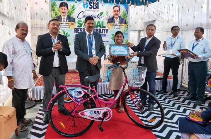 ଷ୍ଟେଟବ୍ୟାଙ୍କ ପକ୍ଷରୁ ଛାତ୍ରୀ ମାନଙ୍କୁ ସାଇକେଲ ବଣ୍ଟନ।