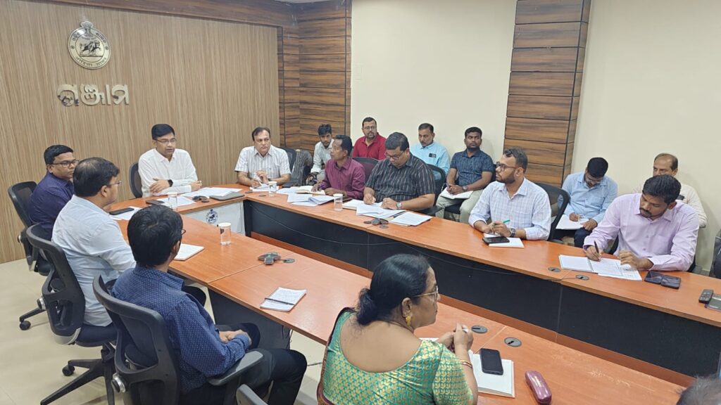 ବନ୍ୟାବାତ୍ୟା ମୁକାବିଲା ପାଇଁ ଗଞ୍ଜାମ ପ୍ରଶାସନର ଆଗୁଆ ପ୍ରସ୍ତୁତିଜିଲ୍ଲାସ୍ତରୀୟ ପ୍ରସ୍ତୁତି ବୈଠକ ଅନୁଷ୍ଠିତ : ଅଧିକାରୀଙ୍କ ଛୁଟି ବାତିଲ, ୨୯ ତାରିଖ ପର୍ଯ୍ୟନ୍ତ ମୁଖ୍ୟାଳୟ ନଛାଡ଼ିବାକୁ ନିର୍ଦ୍ଦେଶ୧୧୦ଟି ସ୍ଥାୟୀ ଓ ୧,୦୦୦ରୁ ଊର୍ଦ୍ଧ୍ୱ ଅସ୍ଥାୟୀ ଆଶ୍ରୟସ୍ଥଳୀ ପ୍ରସ୍ତୁତ, ଏକକାଳୀନ ରହିପାରିବେ ୧.୫ ଲକ୍ଷ ଲୋକ୯ଟି ଓଡ୍ରାଫ୍ ଓ ୨ଟି ଏନ୍ଡିଆର୍ଏଫ୍ ଟିମ୍ ପ୍ରସ୍ତୁତ; କଳାବଜାରୀ ରୋକିବାକୁ ଦର ତାଲିକା ଲଗାଇବାକୁ ନିର୍ଦ୍ଦେଶ