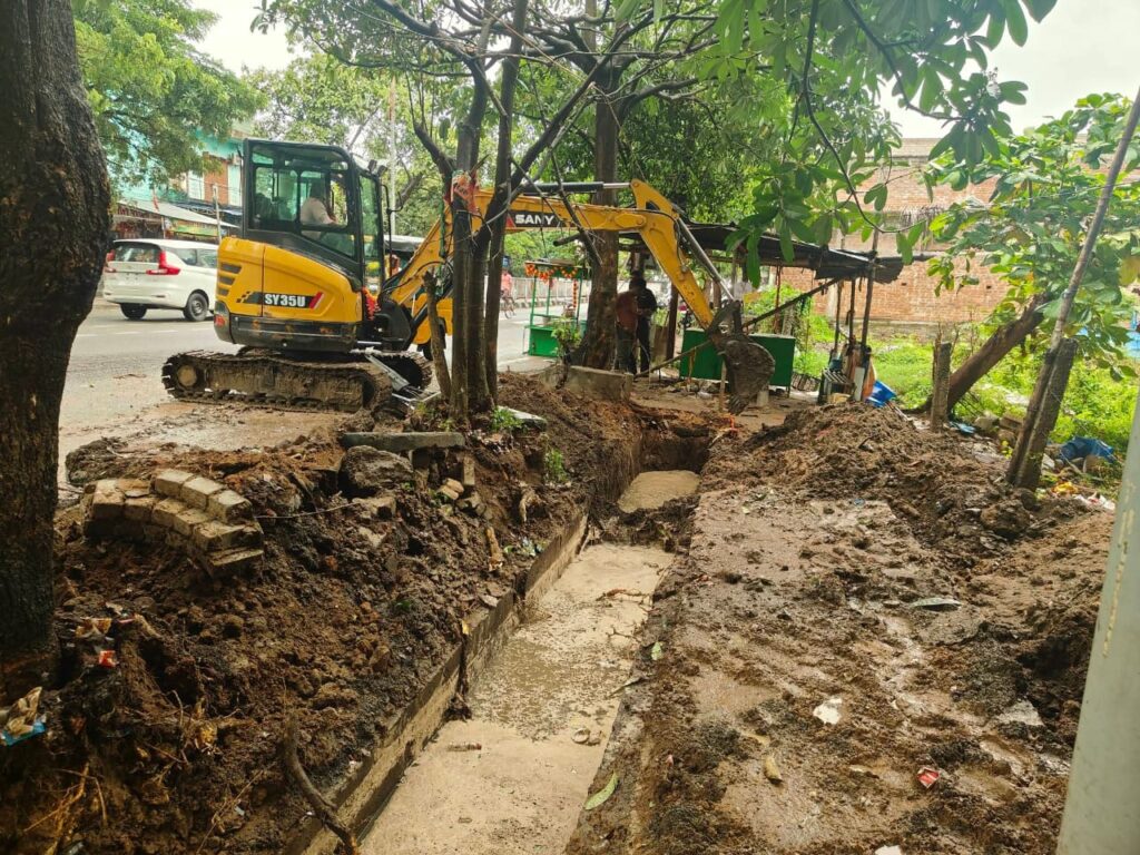 ଯାହା ହୋଇନାହିଁ ଵାଳୁତ କାଳେ ତାହା ହୋଇବକି ପାକେଲା ବାଳେବାତ୍ୟା ମୁଣ୍ଡ ଉପରେ, ଏବେ ମନେପଡ଼ିଲା ଡ୍ରେନ୍ ସଫେଇ; ପୌର ପରିଷଦର କାର୍ଯ୍ୟଶୈଳୀକୁ ନେଇ ଅସନ୍ତୋଷଆବଶ୍ୟକ ସମୟରେ ଅଣଦେଖା, ବିପଦ ବେଳେ ତତ୍ପରତା; କାଉନସିଲରଙ୍କ ଥଇଥାନ ପାଇଁ କାମ ହେଉଥିବା ନେଇ ଚା’ ଖଟିରେ ଚର୍ଚ୍ଚା