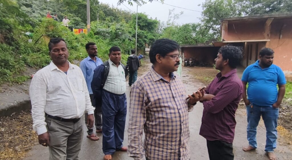 ପୁରୁଷୋତ୍ତମପୁର ବ୍ଳକର ୬ ଗୋଟି ବନ୍ୟା ଆଶ୍ରୟ ସ୍ଥଳୀର ସ୍ଥିତି ପରଖିଲେ ତହସିଲଦାର |