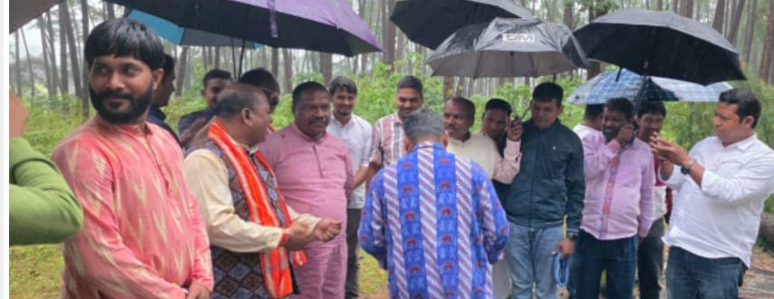 ବାତ୍ୟା ପରିସ୍ଥିତି ପରଖିଲେ ମନ୍ତ୍ରୀ, ଗାଜଲବାଡ଼ି ଘାଟିର ସ୍ଥିତି ଅନୁଧ୍ୟାନ : ଡୁଲୁରୀ ରାସ୍ତାରୁ ଗଛ ହଟାଇବାକୁ ନିର୍ଦ୍ଦେଶ : ୨୫ ପଞ୍ଚାୟତ ଅନ୍ଧାରରେ; ନେଟୱାର୍କ ଓ ଇଣ୍ଟରନେଟ୍ ସେବା ଠପ୍
